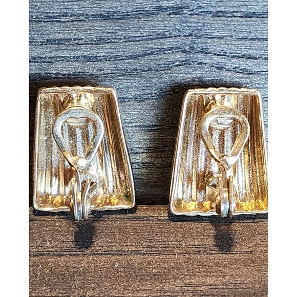 Vintage MONET Ribbed Trapezoid Shape Gold Tone Clip on Earrings Signed - Picture 2 of 8